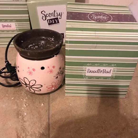 Scentsy Other - Scentsy Floral Pink and Black Wax Warmer
